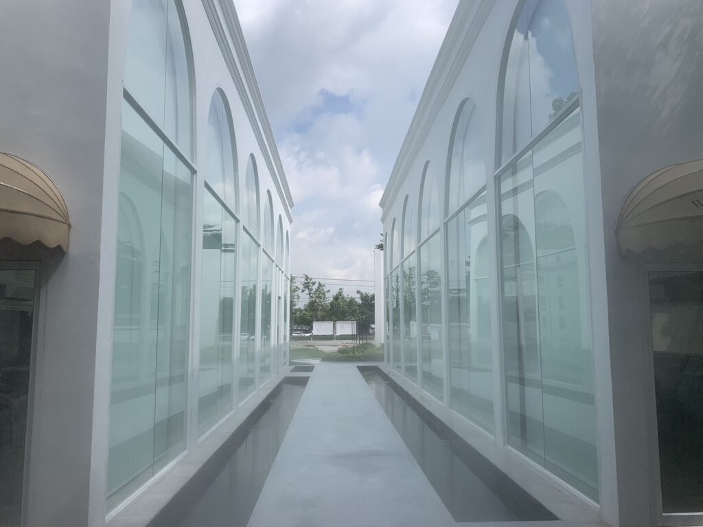 ประตูหน้าต่างอลูมิเนียมทรงโค้ง กระจกใส สำหรับบ้านสไตล์โมเดิร์น